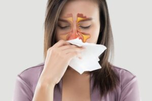 Ngạt mũi là triệu chứng thường gặp ở người mắc COVID-19.